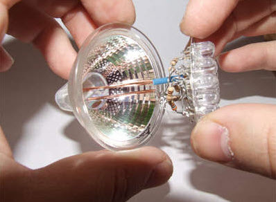 Инсталиране на крушки в рефлектора