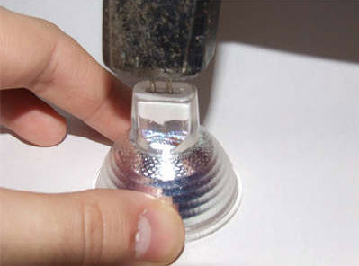 Изваждане на старата крушка от рефлектора