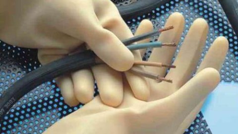 За какво се изискват диелектричните ръкавици и как се тестват?