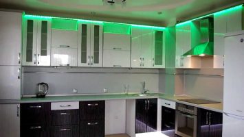 Поставяне на RGB ленти над кухнята