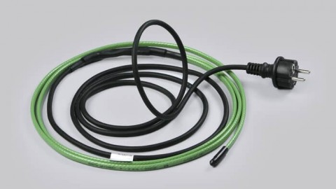 How is a self-regulating heating cable arranged?