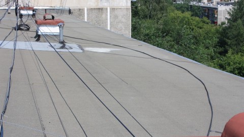 Възможно ли е да поставите кабела на покрива на сградата според PUE