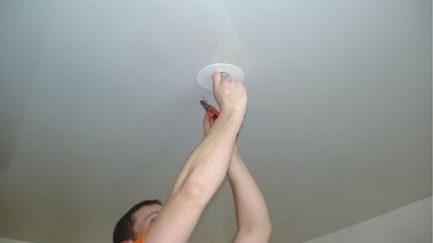 Как да инсталирате прожектор в окачен таван?