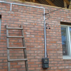 Как да направим кабел по фасадата на сградата
