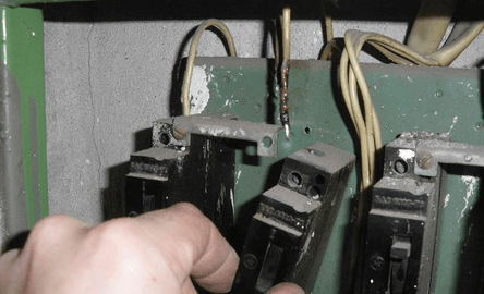 Correct replacement of circuit breakers in the panel