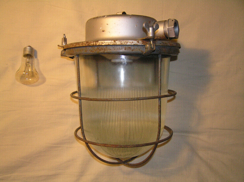 PH лампа със затворен абажур