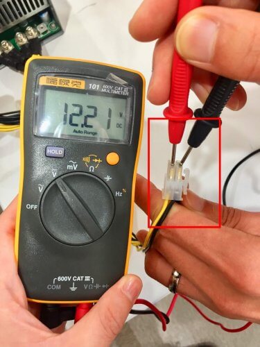 Измерване на напрежението на 12-волтова шина (жълта и черна жица), като се използва примерно 4-пинов захранващ процесор